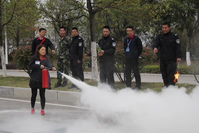 西奧多消防演習-使用滅火器