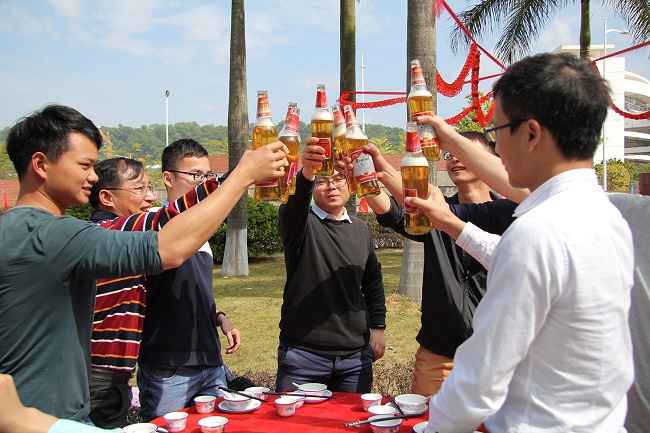 歡聚一堂，把酒言歡